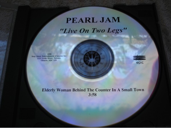 Accords et paroles Elderly Woman Behind the Counter in a Small Town Pearl Jam