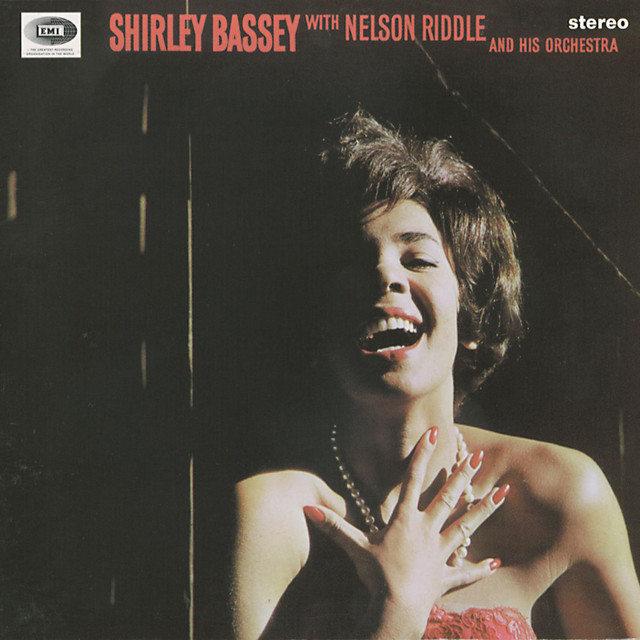 Accords et paroles Let's Face The Music And Dance Shirley Bassey
